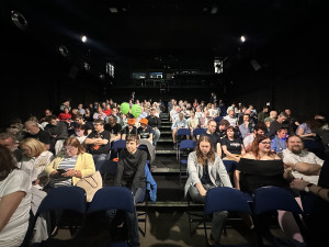 VIDEO: Fialovu debatu narušovali v Praze seniorky s píšťalkami a odpůrci Izraele