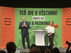 VIDEO: Fialovu debatu narušovali v Praze seniorky s píšťalkami a odpůrci Izraele