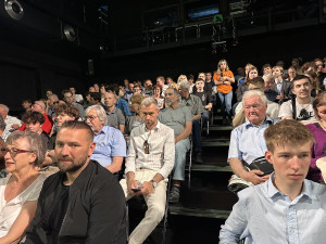 VIDEO: Fialovu debatu narušovali v Praze seniorky s píšťalkami a odpůrci Izraele