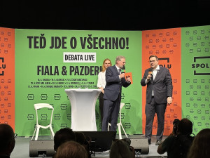 VIDEO: Fialovu debatu narušovali v Praze seniorky s píšťalkami a odpůrci Izraele