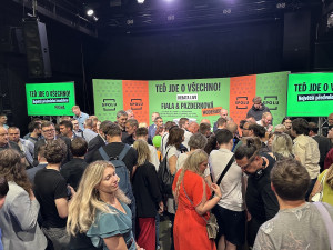 VIDEO: Fialovu debatu narušovali v Praze seniorky s píšťalkami a odpůrci Izraele