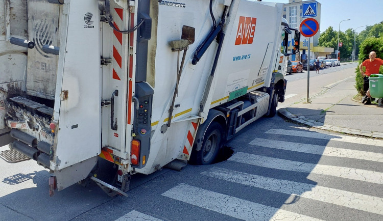 Vůz musí vytáhnout jeřáb.