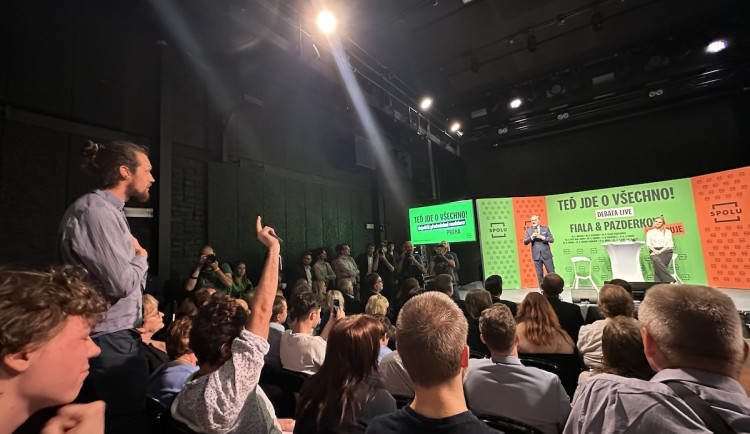 Fialovu debatu narušovali v Praze seniorky s píšťalkami a odpůrci Izraele.