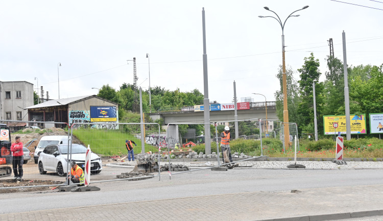 Aktuálně z Jihlavy. Kruhový objezd u Rozkvětu je s předstihem průjezdný