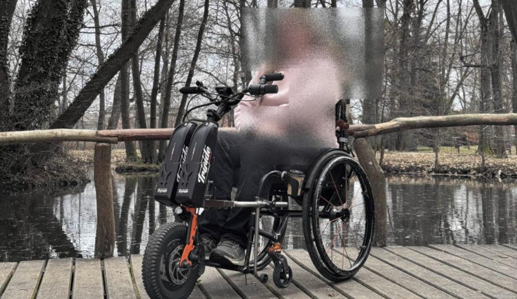 Malá krádež, velké neštěstí. Zloděj ukradl z invalidního vozíku pro něj bezcenný přídavný pohon