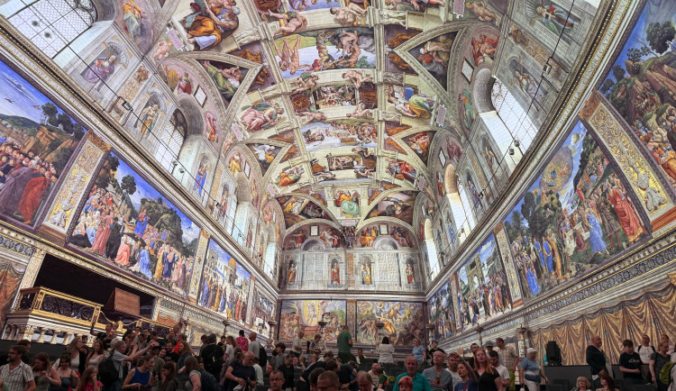 Projekce Sixtinské kaple v kopuli pražského planetária.