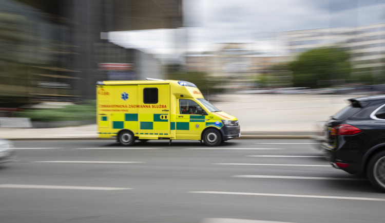 Únik oxidu uhelnatého v bytě na Smíchově hospitalizoval dva obyvatele