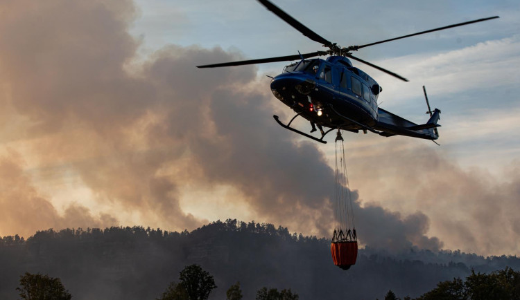 Vrtulníky Black Hawk letos posílí hašení lesních požárů