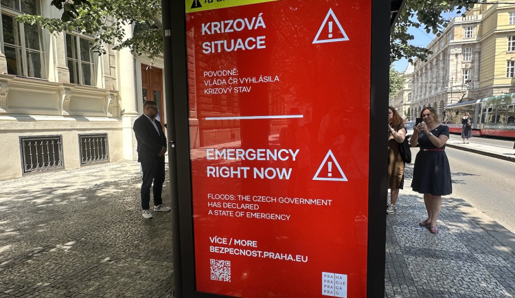 Povodně i střelba. Praha využije obrazovky na zastávkách k varování veřejnosti