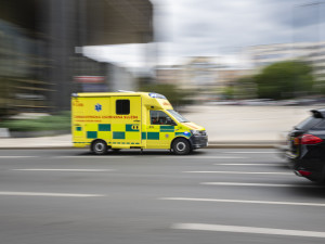 Únik oxidu uhelnatého v bytě na Smíchově hospitalizoval dva obyvatele