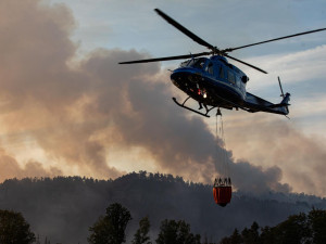 Vrtulníky Black Hawk letos posílí hašení lesních požárů