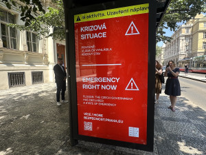 Povodně i střelba. Praha využije obrazovky na zastávkách k varování veřejnosti