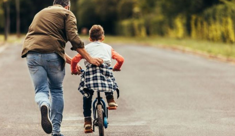 KOMENTÁŘ: Den otců se slaví potichu, ale měl by víc rezonovat