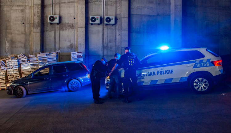 Opilý potížista vyváděl na benzínce, pak řídil. Pozornosti strážníků neunikl