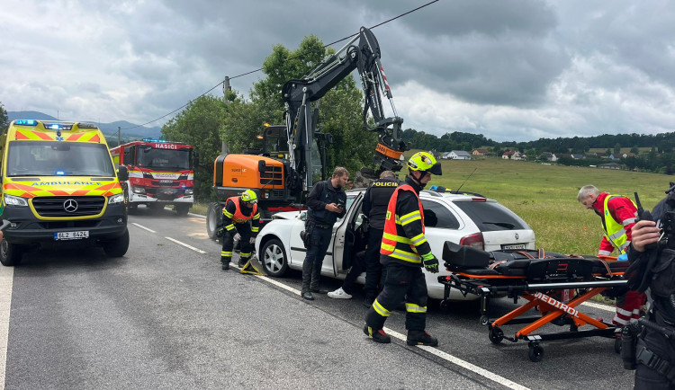 Vážná nehoda auta a bagru za Frýdlantem. Zraněné dítě dopravil vrtulník do Ústí