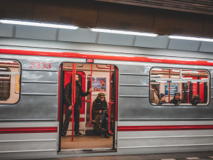 Na lince metra C srazil vlak mladou ženu, na místě zemřela. Provoz byl omezen