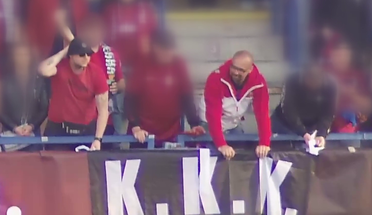 Fanoušci vyvěsili na zápasu Sparty vlajku s KKK, pátrá po nich policie