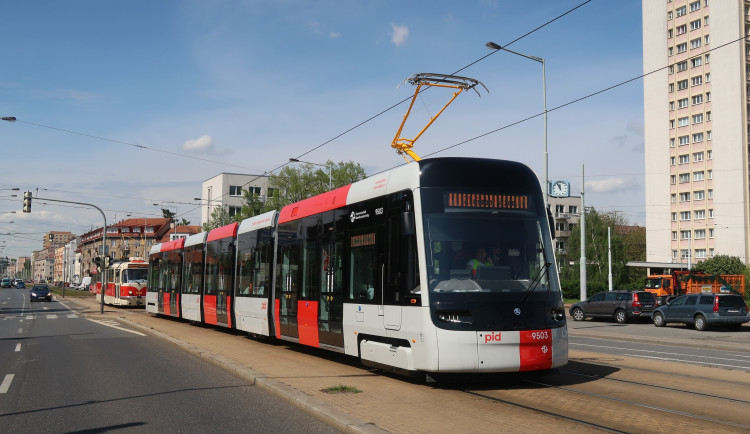 Cestující se novou pražskou tramvají 52T poprvé svezou tento pátek na lince 12