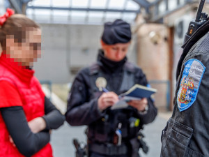 Žebrání, agrese, opilci. Incidentů v MHD je víc, než minulý rok