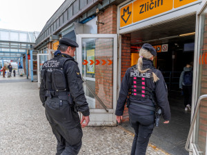 Žebrání, agrese, opilci. Incidentů v MHD je víc, než minulý rok