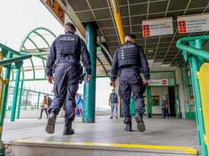 Žebrání, agrese, opilci. Incidentů v MHD je víc, než minulý rok