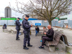 Žebrání, agrese, opilci. Incidentů v MHD je víc, než minulý rok