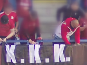 Fanoušci vyvěsili na zápasu Sparty vlajku s KKK, mohou za to do vězení