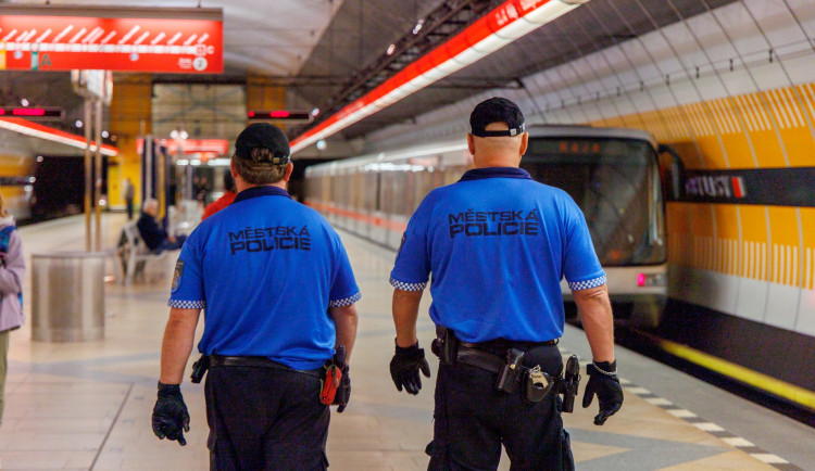 Žebrání, agrese, opilci. Incidentů v MHD je víc, než minulý rok
