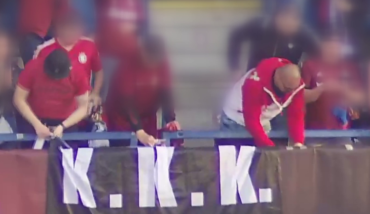 Fanoušci vyvěsili na zápasu Sparty vlajku s KKK, mohou za to do vězení