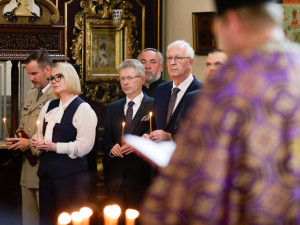 Památku parašutistů, kteří zabili Heydricha, uctily v Praze stovky lidí
