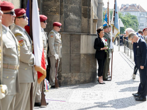 Památku parašutistů, kteří zabili Heydricha, uctily v Praze stovky lidí