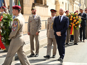 Památku parašutistů, kteří zabili Heydricha, uctily v Praze stovky lidí
