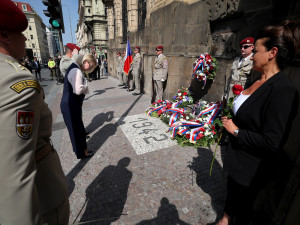 Památku parašutistů, kteří zabili Heydricha, uctily v Praze stovky lidí