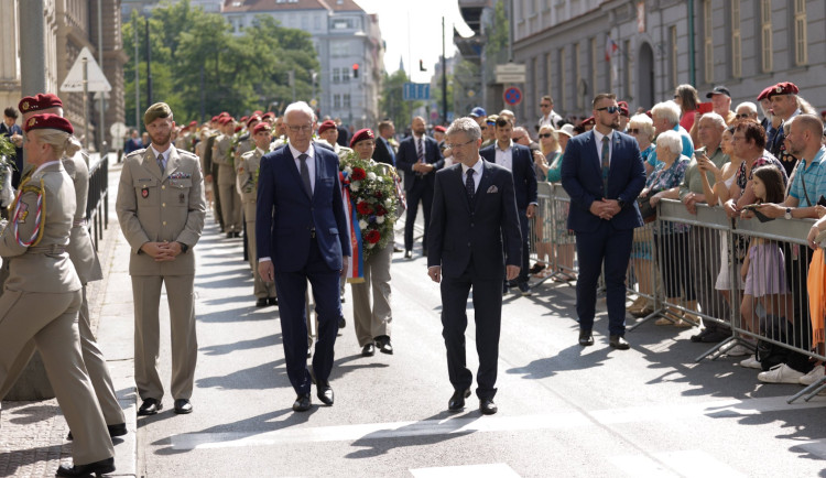 Památku parašutistů, kteří zabili Heydricha, uctily v Praze stovky lidí