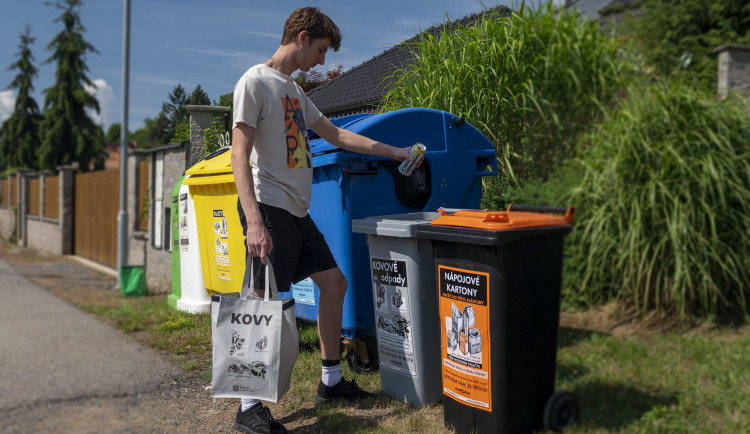 I na výletě nebo festivalu má smysl třídit. Kam s obalem od tatranky nebo od džusu?