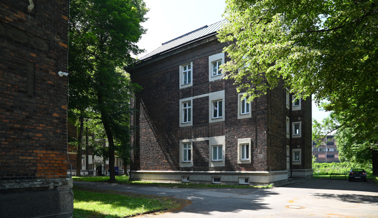 FOTO: Vítkovický Lipový dvůr. V areálu z časů Rakousko-Uherska se opět bydlí