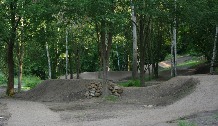 Jablonec otevřel pod bazénem nový bikepark, dostal jméno Čilák