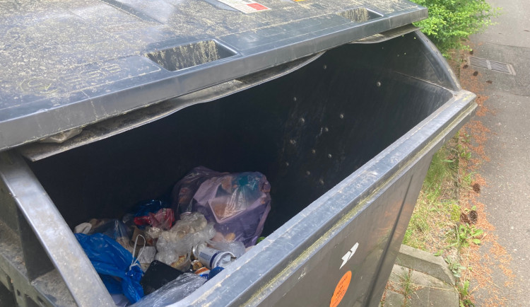 Vysypat, probrat, zhodnotit. Jablonec zkoumá kvůli rezervám v třídění obsah popelnic