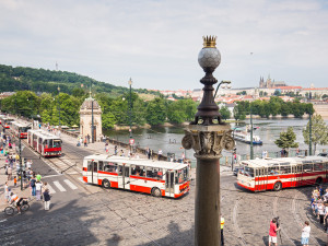 Autobusový průvod na mostě Legií v roce 2015