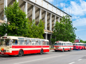 Dopravní podnik oslaví sté výročí provozu autobusů jízdou ulicemi Prahy