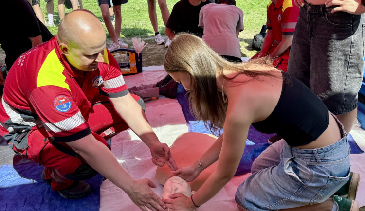 Stovky lidí zajímalo, jak se chovat u vody. Viděly přístroje i resuscitaci tonoucího