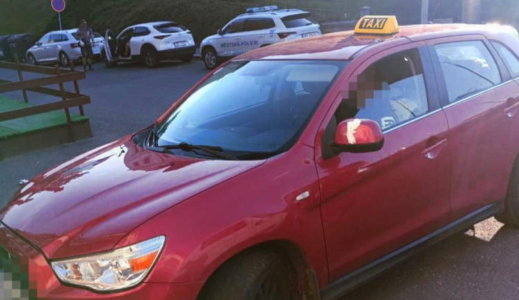Po prohýřené noci se dvojice probudila v kradeném TAXI a tím problémy nekončily