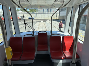 VIDEO: Nová tramvaj pro Prahu vozí první cestující, zkušební provoz potrvá tři měsíce