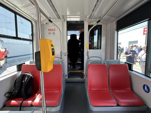 VIDEO: Nová tramvaj pro Prahu vozí první cestující, zkušební provoz potrvá tři měsíce