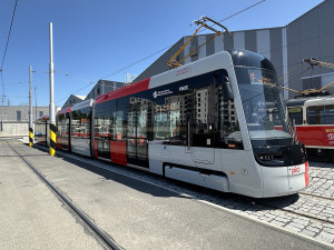 VIDEO: Nová tramvaj pro Prahu vozí první cestující, zkušební provoz potrvá tři měsíce