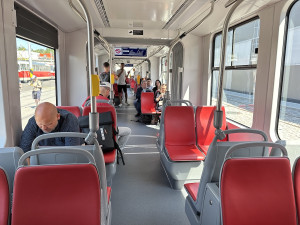 VIDEO: Nová tramvaj pro Prahu vozí první cestující, zkušební provoz potrvá tři měsíce