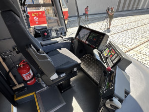 VIDEO: Nová tramvaj pro Prahu vozí první cestující, zkušební provoz potrvá tři měsíce