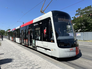 VIDEO: Nová tramvaj pro Prahu vozí první cestující, zkušební provoz potrvá tři měsíce