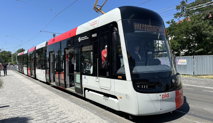 VIDEO: Nová tramvaj pro Prahu vozí první cestující, zkušební provoz potrvá tři měsíce