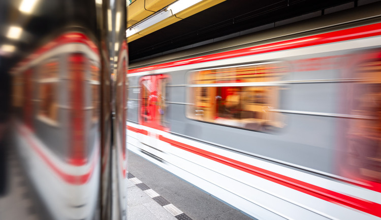 Konec projíždění Radlické. Metro znovu zastavuje v obou směrech, přibyl výtah